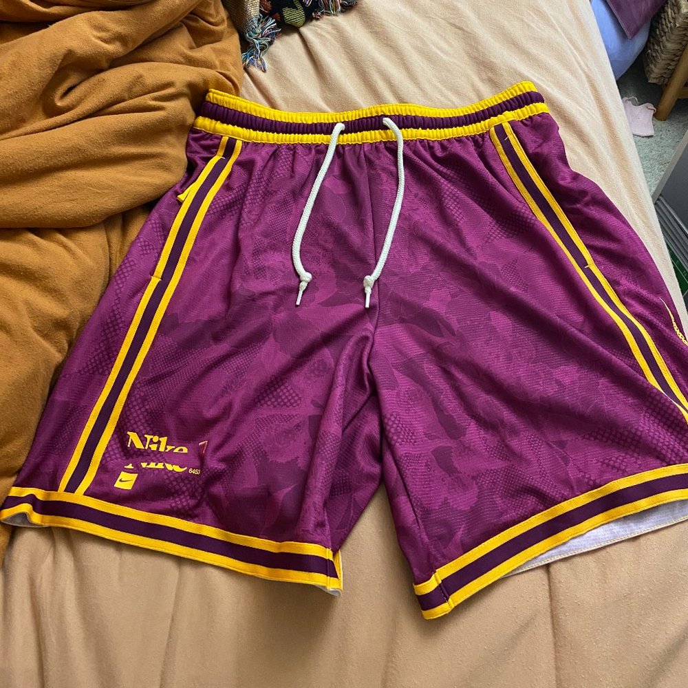Nike Loose Fit Floratone shorts